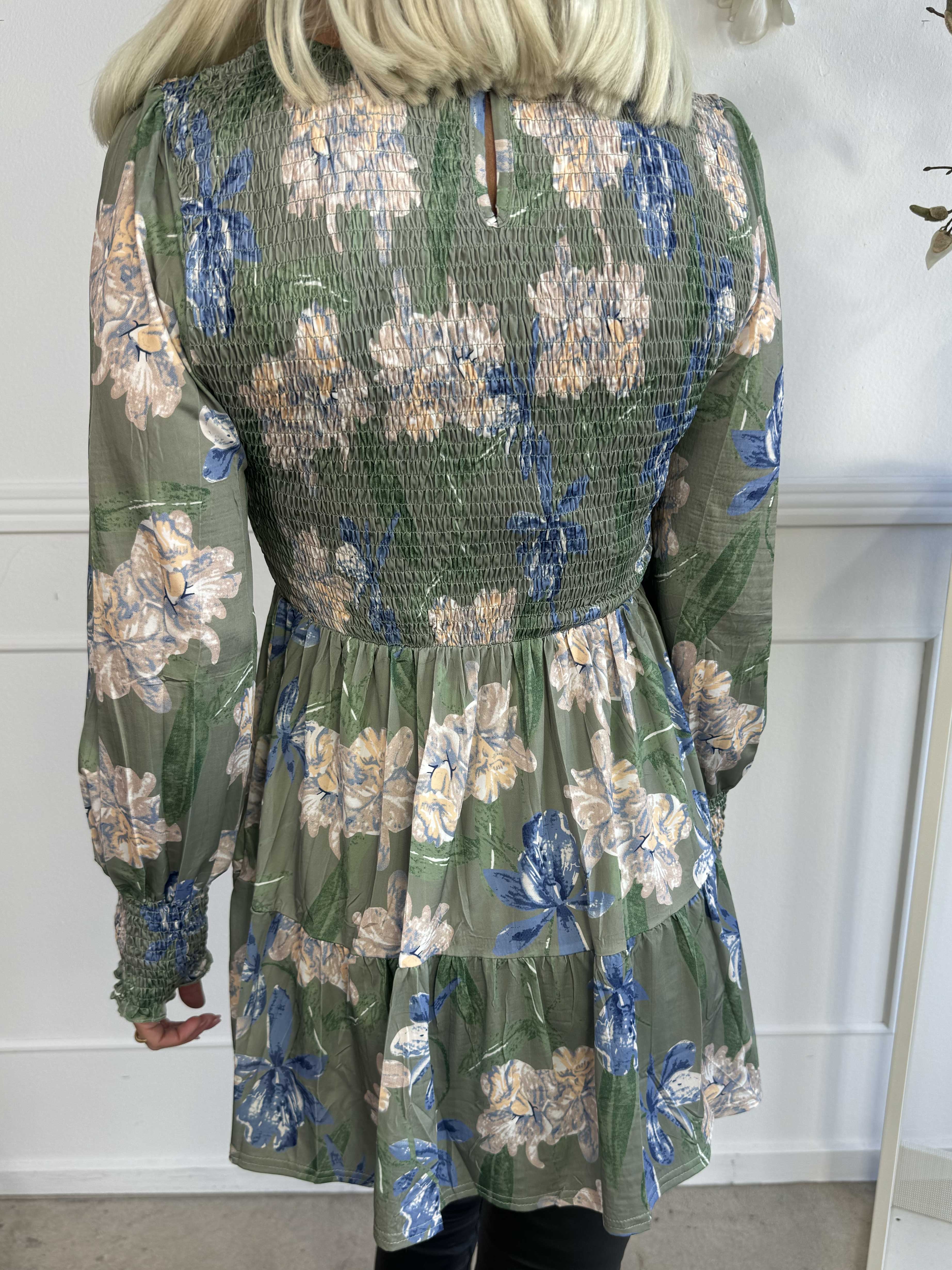 Kelly Flower Shirt - Elastisk blus med smock över bröstet